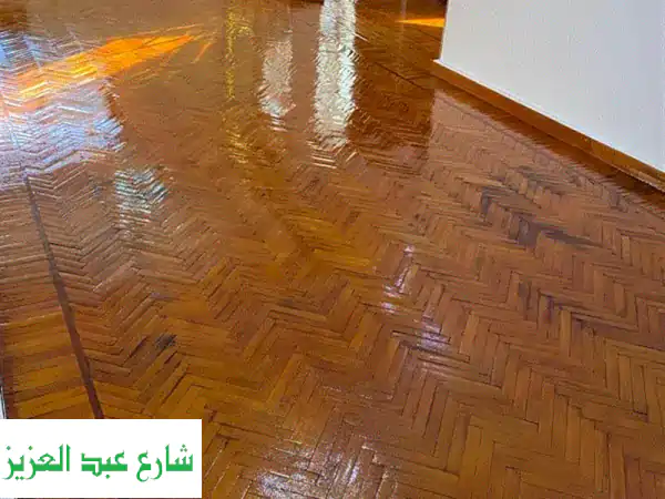 باركيه منزلك باهت؟ ✨ استعد لمعانه الأصلي مع خبراء التلميع!