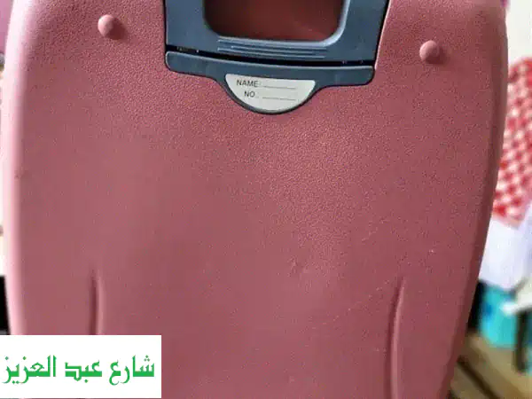 فرصة لا تعوض: شنطة سفر فاخرة كالجديدة! أمان مضاعف وحجم مثالي لجميع رحلاتك.