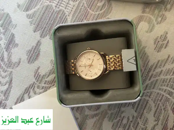 أناقتك تبدأ هنا: ساعة فوسيل أصلية جديدة كليًا (روز جولد) - بالعلبة وملحقاتها! (لم تُلبس أبدًا)