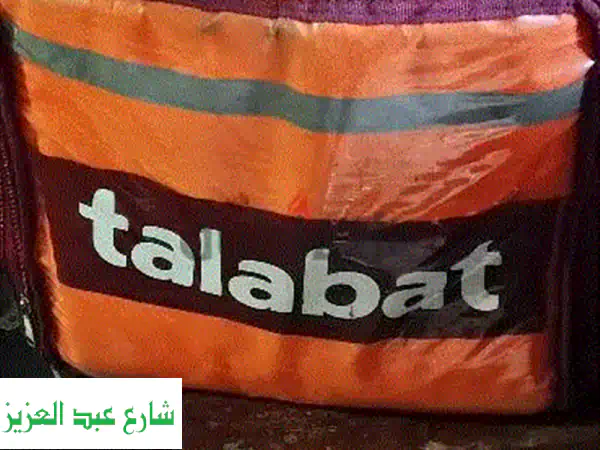 فرصة ذهبية: صندوق دليفري كأنّه جديد! استعمال شهر فقط + جاكت وتيشيرتات + مفاجآت