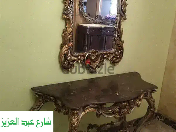 اكتشف الفخامة الخالدة: كونسول أنتيك فخم...