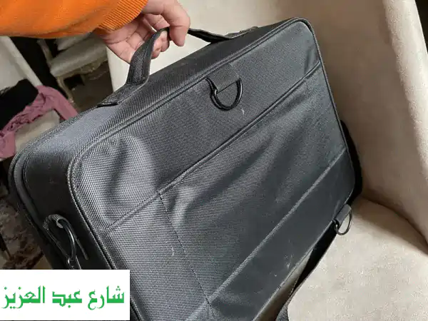 فرصة العمر: مكياج ماركات عالمية وتجهيزات احترافية كالجديدة (استخدام مرتين فقط) لظروف سفر عاجلة!