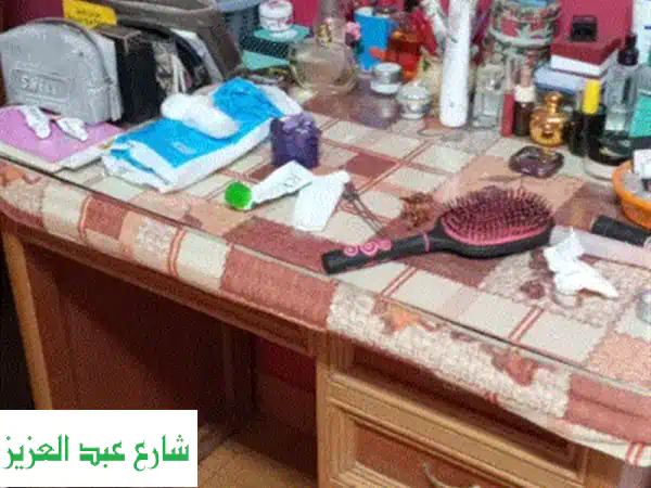 مكتب خشب زان فاخر: أناقة، متانة، إنتاجية! بسعر 2200 فقط - جدد مساحتك الآن!