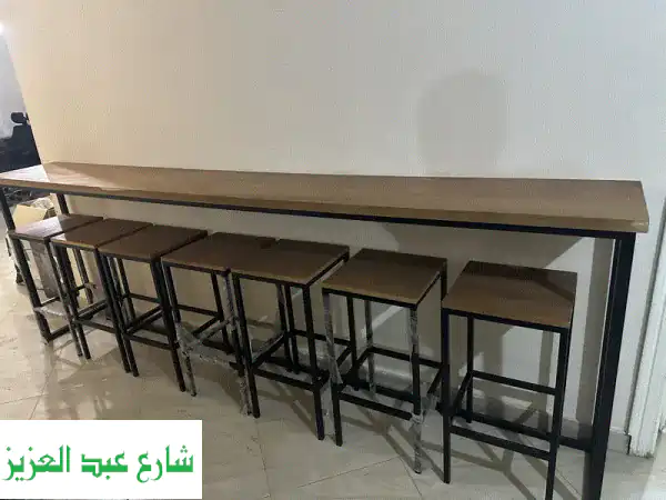 بار خشبي مع ٧ كراسي تصميم مناسب للمنزل و الشركات