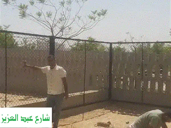 سوار سلك شبك اخضر وعلب وعمود نهير