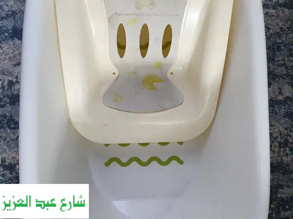 بانيو أطفال ايكيا LÄTTSAM (أبيض/أخضر): استحمام آمن وممتع لطفلك بفضل التصميم المانع للانزلاق!