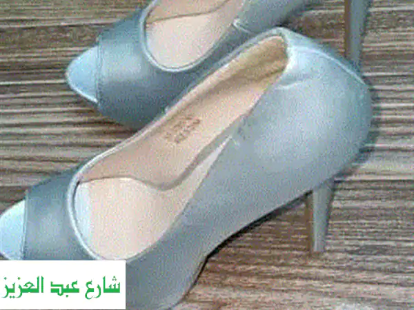 🌟 حذاء فضي لامع جديد كلياً (مقاس 39) للبيع 🌟 | أناقة فورية بسعر لا يُصدق!