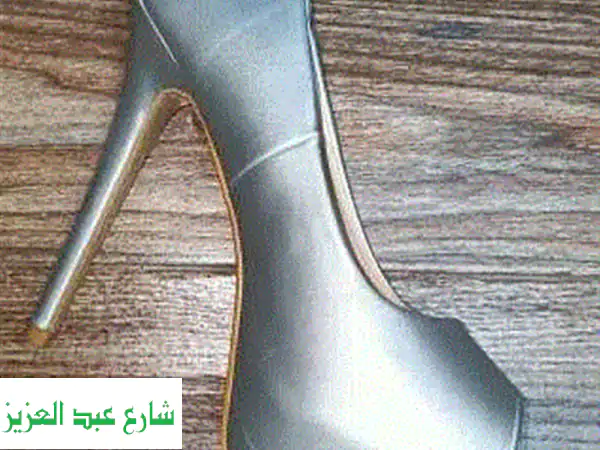 🌟 حذاء فضي لامع جديد كلياً (مقاس 39) للبيع 🌟 |...