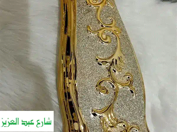 فازات ذهبية مودرن فخمة للبيع | استعمال عروسة بحالة كالجديد وديكور منزلي راقي