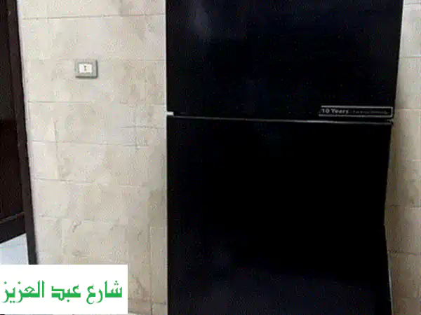 فيصل طالييه أمام مكتب ورأسه حي الهرم