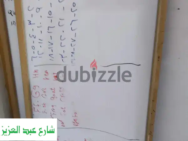 فرصة ذهبية لتجهيز حضانتك: 3 سبورات، 15 كرسي حضانة خشب، وألعاب منتسوري للبيع بحالة ممتازة!