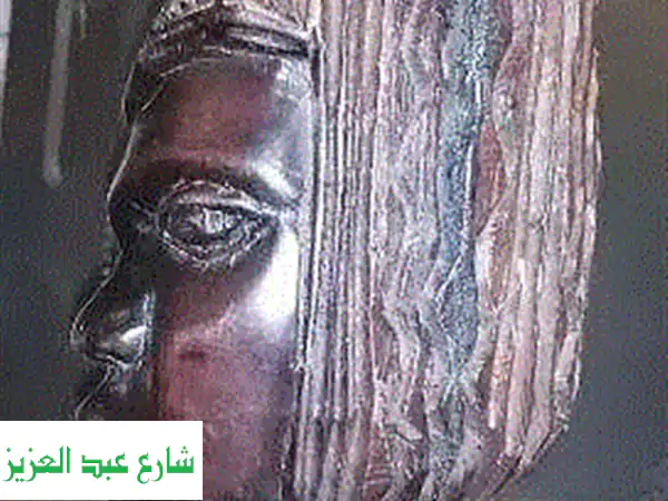 أناقة وحماية: ڤاترينة خشب زان بمفتاح للتحف والمقتنيات الثمينة (عرض 30 ارتفاع 50)