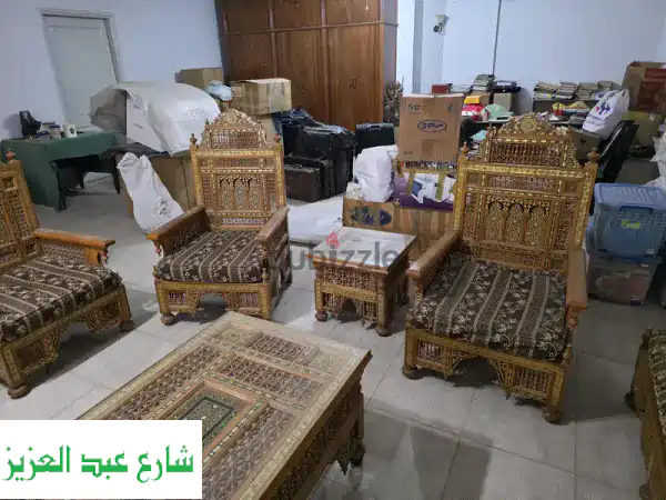 طقم عربي فاخر وكامل للبيع | 2 كنب، 4 كراسي، 3 طاولات | أثاث ومفروشات عصرية
