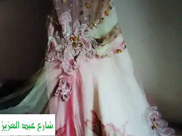 تألقي بجمال فريد: فستان خطوبة/كتب كتاب فاخر (مقاس 60 كجم) بحالة ممتازة!