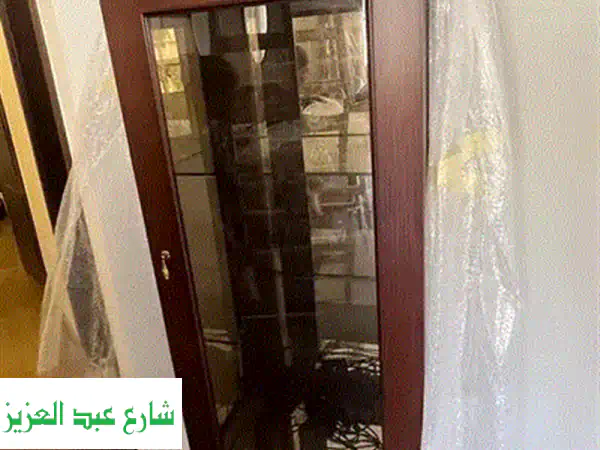 فرصة الوميتال للبيع: أبواب بلكونة وشبابيك جرار مستعملة بمقاسات مميزة – جاهزة للنقل والتوفير!