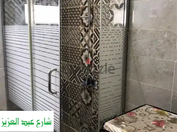 كابينة شاور بحالة الجديد لكن فيه ضلفة صغيرة مش موجودة