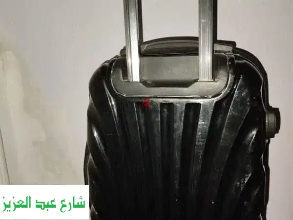 شنط سفر VIP مقاس 24: الأناقة السوداء اللامعة والمتانة ضد الكسر – جاهز للانطلاق!
