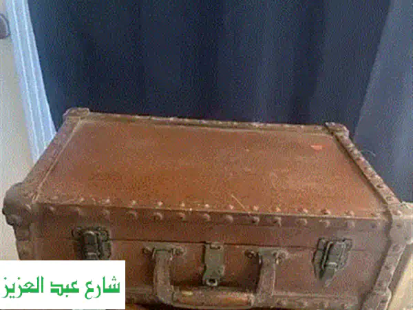 شنطه من الخشب طراز قديم بالقفل حاله ممتازه