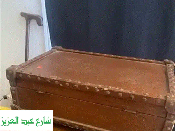 شنطه من الخشب طراز قديم بالقفل حاله ممتازه