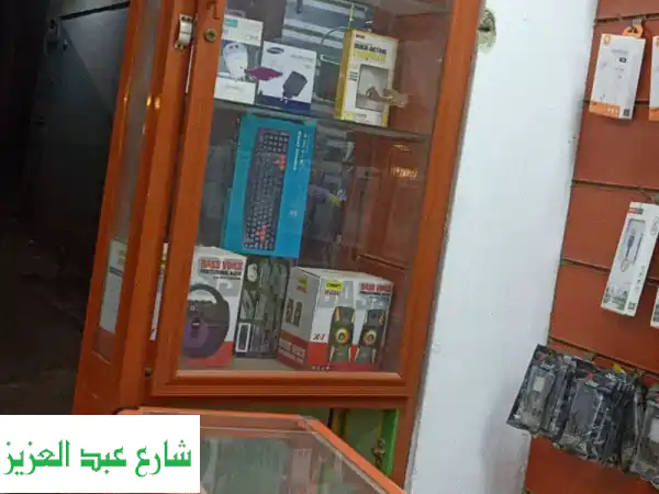 فرصة لا تعوض: زوج فاترينات عرض ألوميتال وزجاج (أفقي ورأسي) بحالة ممتازة - بسعر 4000 جنيه!