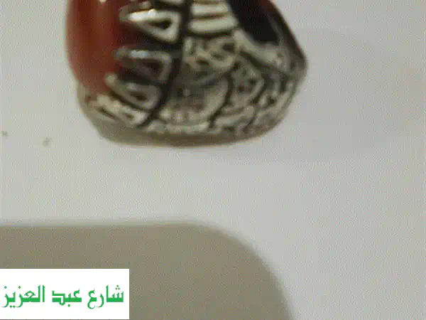 خاتم رجالي فاخر: نحاس مطلي فضة بعقيق طبيعي أصيل...