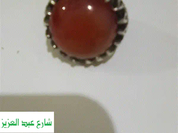 خاتم رجالي فاخر: نحاس مطلي فضة بعقيق طبيعي أصيل ونقوش يدوية فريدة