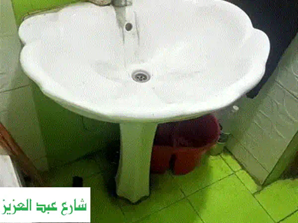 فرصة ذهبية: كابينة/بارتشن شاور نظيف للبيع - مقاس 150x80 سم | تحديث حمامك بأقل تكلفة!