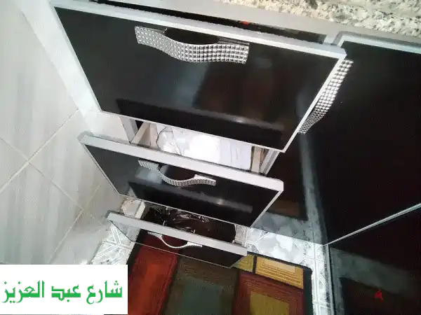 فرصة لا تعوض: مطبخ الوميتال مودرن (أسود ورصاصي) برُخام جالاكسي – بحالة كالجديد! (الإسكندرية)