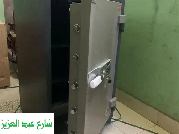 حماية لا تضاهى: خزائن مصفحة مستوردة للشركات والبنوك - ديجيتال، كالون وإنذار - جميع المقاسات!