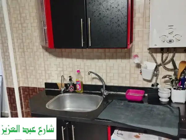 فرصة لا تعوض! مطبخ الموتال فسيح 11 متر – أسود وأحمر جذاب برخامة جالكسي – في مصر الجديدة!
