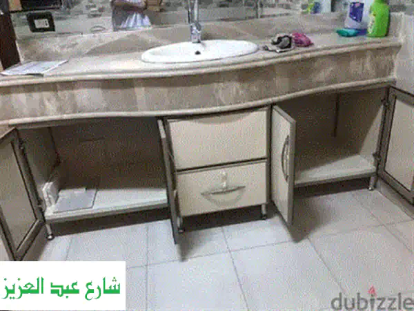 للبيع: وحدة شاور راقية ببانيو عميق | تصميم ربع دائرة موفر للمساحة | زجاج مصنفر بنقوش عصرية | جديد تماماً
