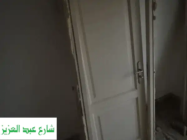 للبيع ٤ باب خشب زان شامل الاوكر و المفصلات و الحلق...