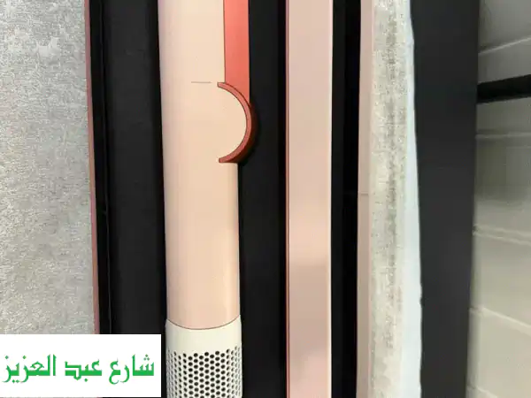 تألقي بـ Dyson Airstraight الوردي (شبه جديد): شعر ناعم...