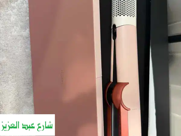 تألقي بـ Dyson Airstraight الوردي (شبه جديد): شعر ناعم ولامع بدون تلف! احصلي عليها الآن.