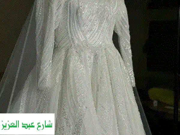 فرصة لا تُعوّض! فستان زفاف ساحر للبيع: دانتيل، تطريز، طرحة وتاج