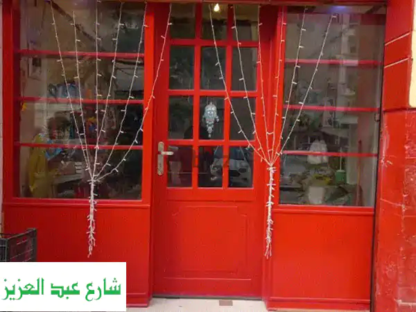 واجهة محل خشب فاخرة للبيع: باب و2 فاترينة جاهزة لمشروعك بمدينة نصر!