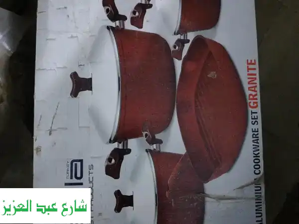 طقم جرانيت فاخر ومتكامل: ٤ حلل، جريل، و٣ طواجن...