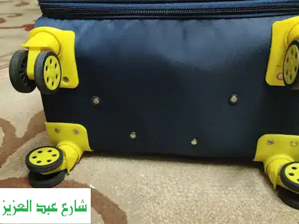 شنطة سفر ميلانو جديدة كلياً! لون كحلي * أصفر جذاب - حجم وسط مثالي لرحلاتك | لم تُستخدم