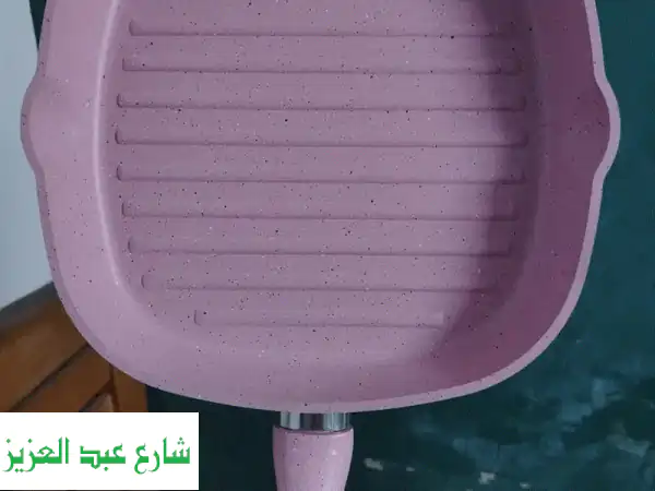 طقم جرانيت فاخر ومتكامل: ٤ حلل، جريل، و٣ طواجن بنفس اللون | طهي صحي وأنيق لمطبخك!