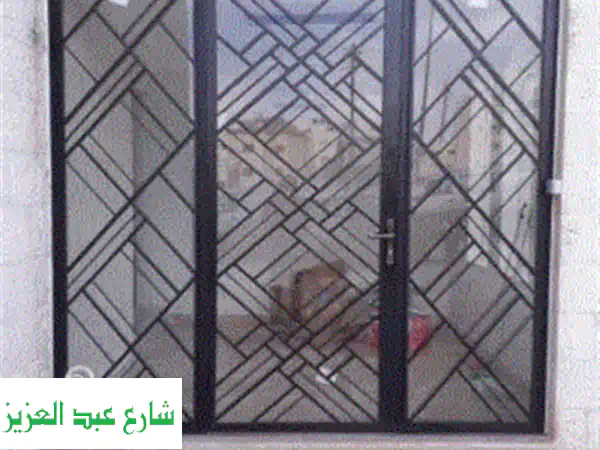يتوفر لدينا كافه اعمال الحداده والديكورات ابواب وشبابيك ودربزينات وطاولات وكراسي