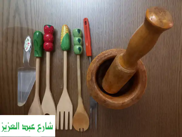 هون خشب وملاعق خشبية بحالة ممتازه 300 ج