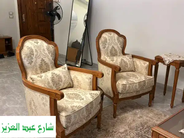 انتريه بحالته  استعمال بسيط  خشب زان احمر متاح للمعاينه